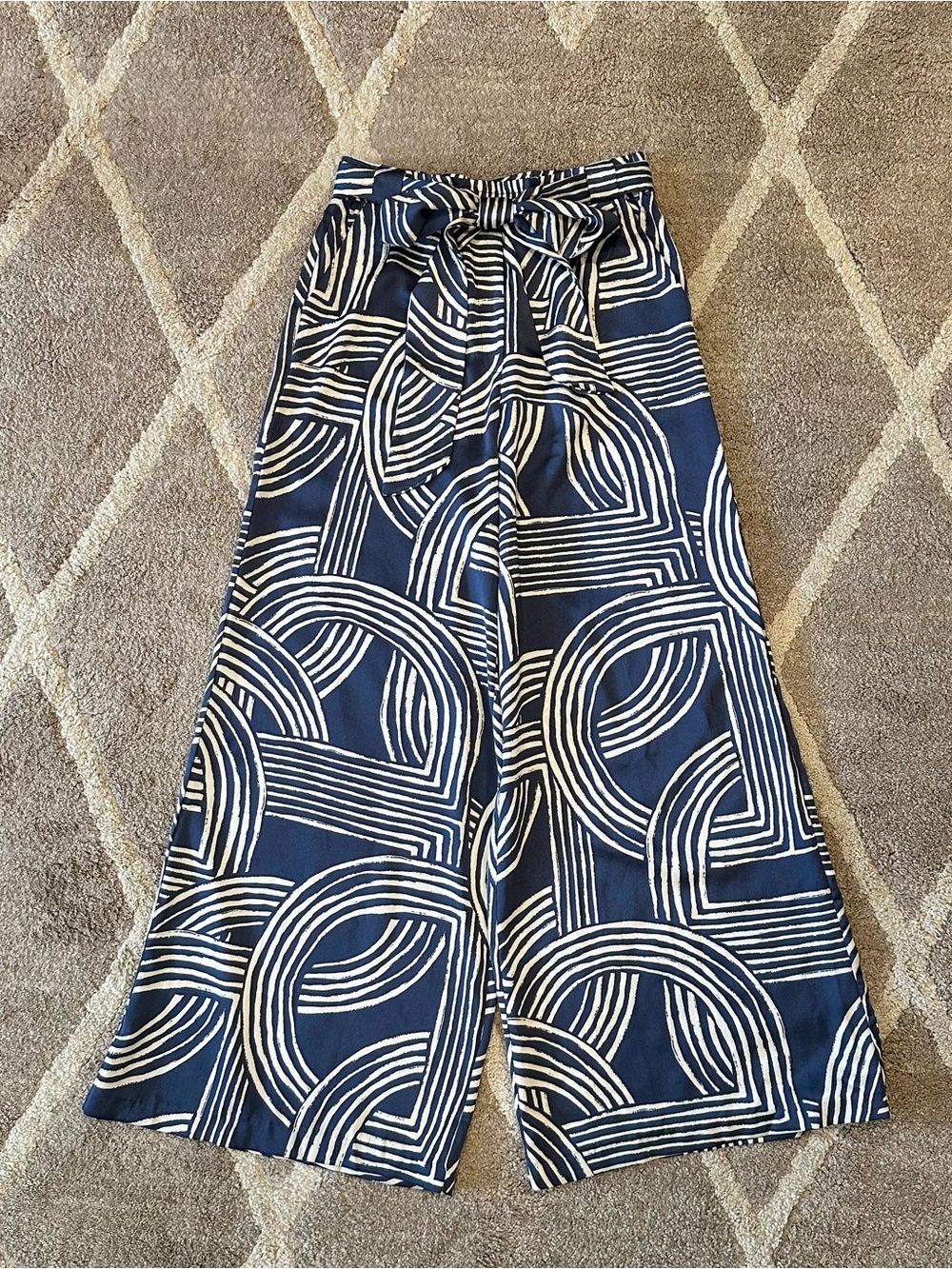 Dress Forum Blue White Wide-Leg Flowy Geometric Print Pants (Size Medium)